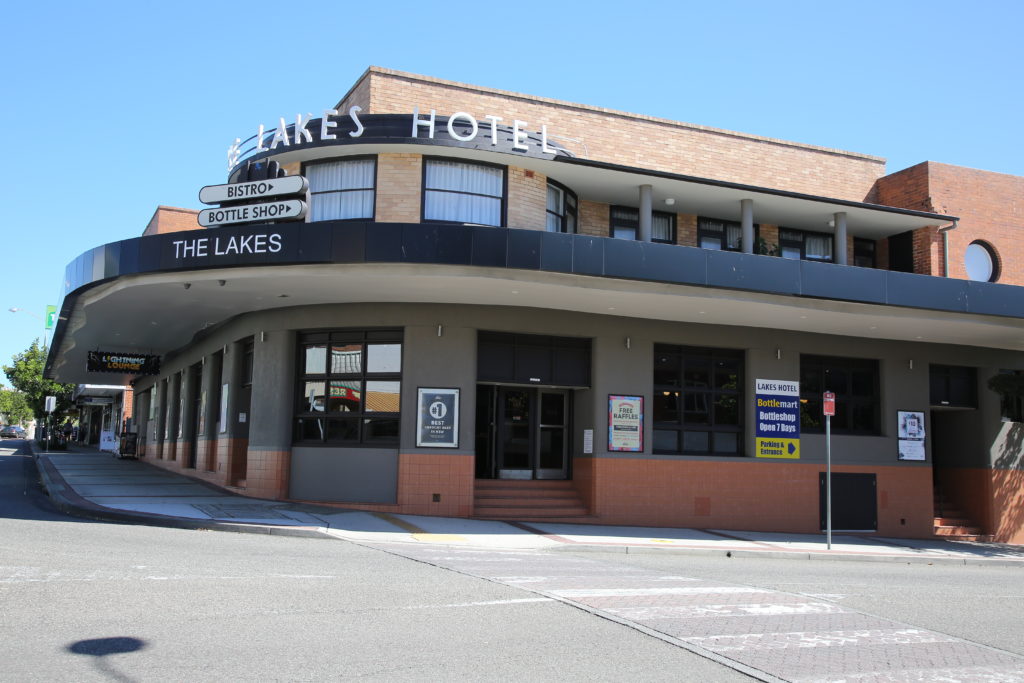 lakes-hotel-the-enterance-pub-accommodation